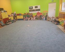 dzieci podczas zajęć o kosmosie