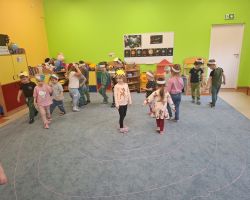 dzieci podczas zajęć o kosmosie