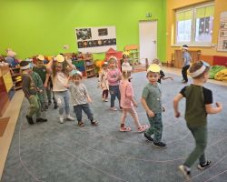 dzieci podczas zajęć o kosmosie