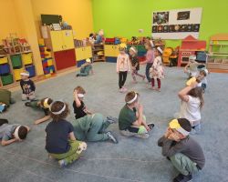 dzieci podczas zajęć o kosmosie