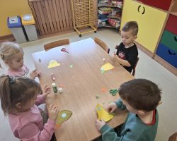 dzieci podczas zajęć o kosmosie