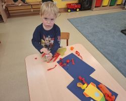 dzieci podczas zajęć o kosmosie