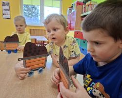 dzieci podczas zajęć dydaktycznych i eksperymentów o Ziemi