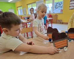 dzieci podczas zajęć dydaktycznych i eksperymentów o Ziemi