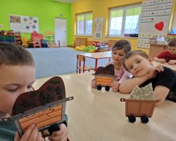 dzieci podczas zajęć dydaktycznych i eksperymentów o Ziemi