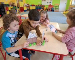 dzieci podczas zajęć dydaktycznych i eksperymentów o Ziemi