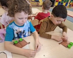 dzieci podczas zajęć dydaktycznych i eksperymentów o Ziemi