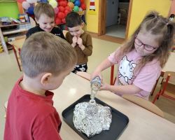 dzieci podczas zajęć dydaktycznych i eksperymentów o Ziemi