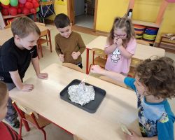 dzieci podczas zajęć dydaktycznych i eksperymentów o Ziemi