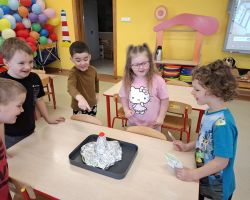 dzieci podczas zajęć dydaktycznych i eksperymentów o Ziemi