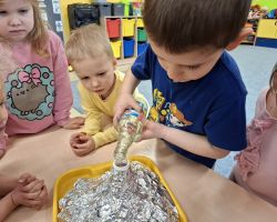 dzieci podczas zajęć dydaktycznych i eksperymentów o Ziemi