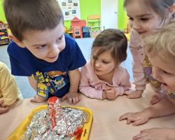 dzieci podczas zajęć dydaktycznych i eksperymentów o Ziemi