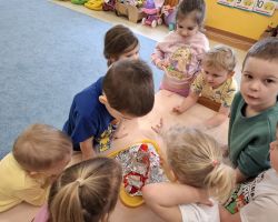 dzieci podczas zajęć dydaktycznych i eksperymentów o Ziemi