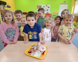 dzieci podczas zajęć dydaktycznych i eksperymentów o Ziemi