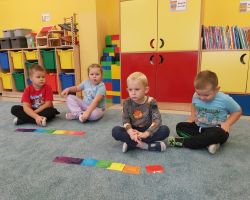 dzieci podczas realizacji programu nowatorskiego matematyka sensoryczna