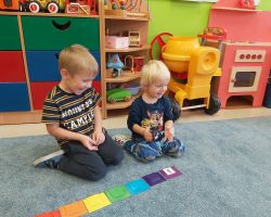 dzieci podczas realizacji programu nowatorskiego matematyka sensoryczna