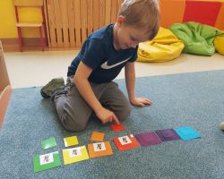 dzieci podczas realizacji programu nowatorskiego matematyka sensoryczna