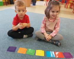 dzieci podczas realizacji programu nowatorskiego matematyka sensoryczna
