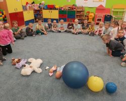 dzieci podczas realizacji programu nowatorskiego matematyka sensoryczna