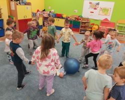 dzieci podczas realizacji programu nowatorskiego matematyka sensoryczna