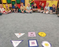 dzieci podczas realizacji programu nowatorskiego matematyka sensoryczna