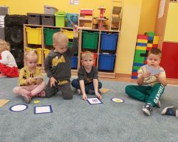 dzieci podczas realizacji programu nowatorskiego matematyka sensoryczna