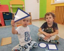 dzieci podczas realizacji programu nowatorskiego matematyka sensoryczna