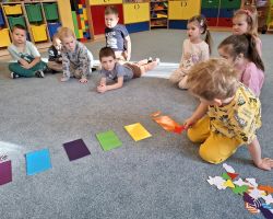 dzieci podczas realizacji programu nowatorskiego matematyka sensoryczna