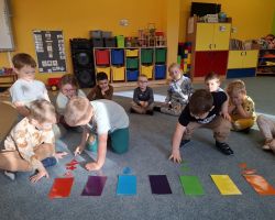 dzieci podczas realizacji programu nowatorskiego matematyka sensoryczna