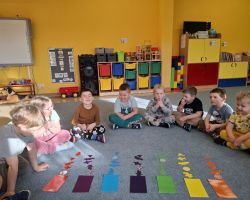 dzieci podczas realizacji programu nowatorskiego matematyka sensoryczna