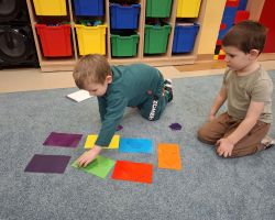 dzieci podczas realizacji programu nowatorskiego matematyka sensoryczna