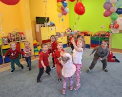 dzieci podczas obchodów walentynek