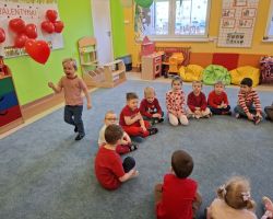 dzieci podczas obchodów walentynek