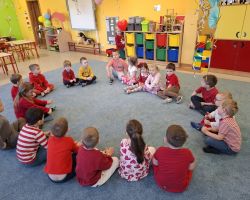 dzieci podczas obchodów walentynek