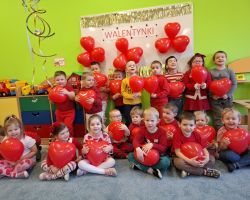 dzieci podczas obchodów walentynek