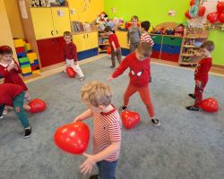 dzieci podczas obchodów walentynek