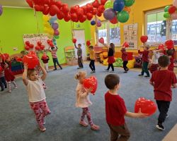 dzieci podczas obchodów walentynek