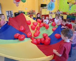 dzieci podczas obchodów walentynek