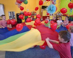 dzieci podczas obchodów walentynek