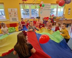 dzieci podczas obchodów walentynek