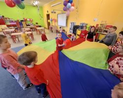 dzieci podczas obchodów walentynek