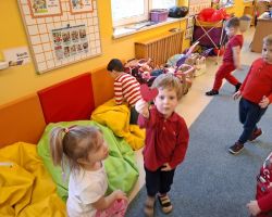 dzieci podczas obchodów walentynek