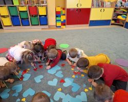 dzieci podczas obchodów walentynek