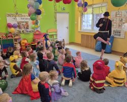 dzieci, nauczyciele i animator podczas balu karnawałowego