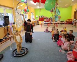 dzieci, nauczyciele i animator podczas balu karnawałowego