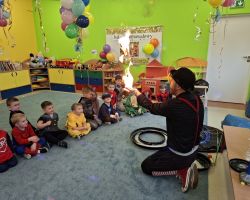 dzieci, nauczyciele i animator podczas balu karnawałowego