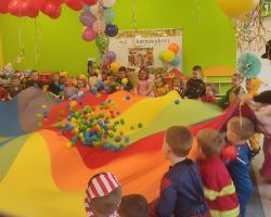 dzieci, nauczyciele i animator podczas balu karnawałowego