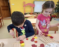 dzieci oraz babcie i dziadkowie podczas obchodów Dnia babci i dziadka