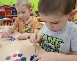 dzieci oraz babcie i dziadkowie podczas obchodów Dnia babci i dziadka