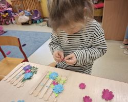 dzieci oraz babcie i dziadkowie podczas obchodów Dnia babci i dziadka